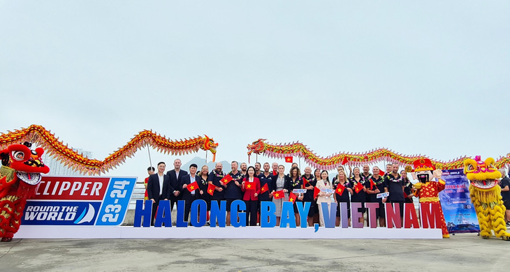 Lãnh đạo tỉnh Quảng Ninh tổ chức đón và chào mừng các đội đua thuyền buồm vòng quanh thế giới (Clipper Race) mùa giải 2023-2024 lần đầu đến vịnh Hạ Long - Ảnh: T.THẮNG