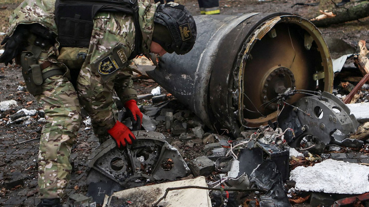 Mảnh vỡ từ một tên lửa không xác định được cho do Nga phóng vào Kharkov của Ukraine hồi tháng 1-2024 - Ảnh: REUTERS