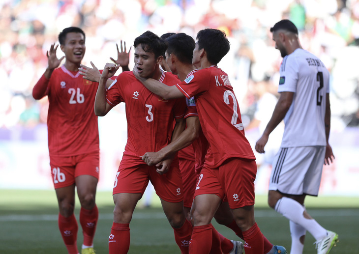 Người hâm mộ đang chờ đợi những hình ảnh mừng chiến thắng sẽ đến nhiều hơn với đội tuyển Việt Nam ở vòng loại World Cup 2026 - Ảnh: HOÀNG TUẤN