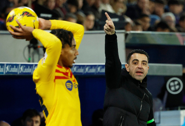 Sự thẳng thắn giúp HLV Xavi (phải) mang lại tinh thần chiến đấu cho các cầu thủ Barca - Ảnh: REUTERS