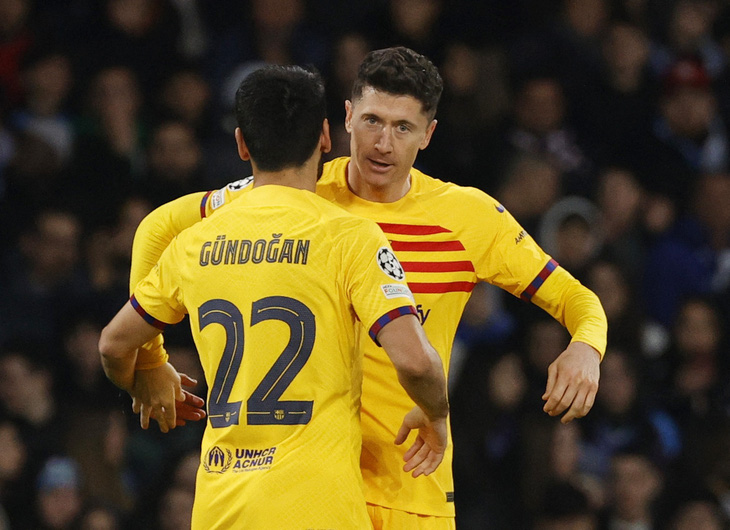 Niềm vui của các cầu thủ Barca sau khi Lewandowski ghi bàn thắng mở tỉ số trận đấu - Ảnh: REUTERS