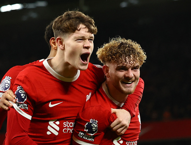 Niềm vui của các cầu thủ Liverpool sau khi ghi bàn vào lưới Luton - Ảnh: REUTERS