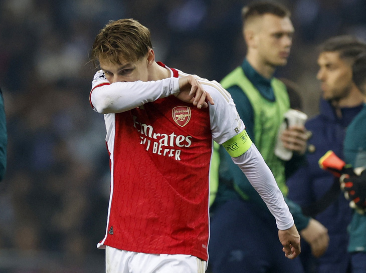 Sự thất vọng của Martin Odegaard sau khi Arsenal để thua Porto - Ảnh: REUTERS