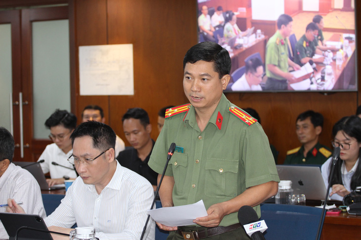 Thượng tá Lê Mạnh Hà – phó Phòng Tham mưu, Công an TP - thông tin về tình hình tai nạn giao thông - Ảnh: T.N 