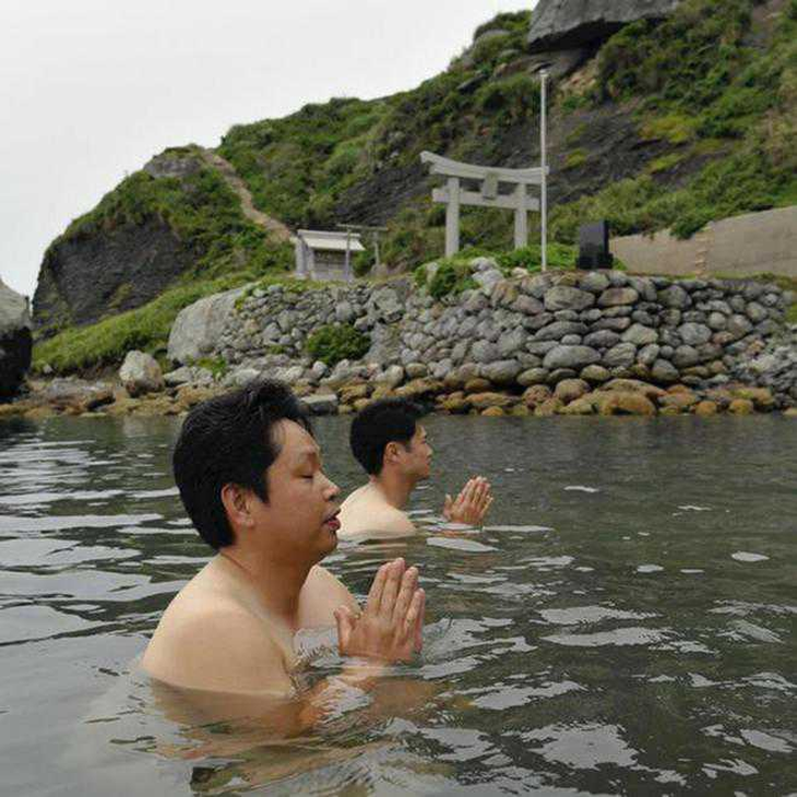 Những người đàn ông được phép lên đảo phải khỏa thân tắm biển để thực hiện nghi thức thanh lọc tâm hồn - Ảnh: THE TRIBUNE