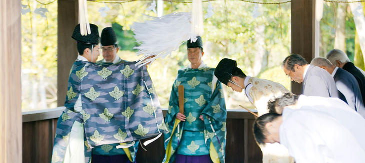 Tu sĩ Thần Đạo tổ chức nghi lễ tại đảo Okinoshima - Ảnh: OKINOSHIMA HERITAGE
