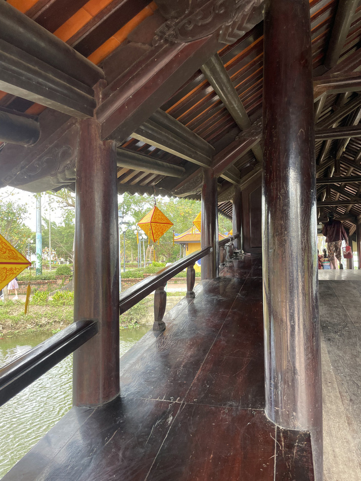 Bục gỗ phía trong cầu ngói Thanh Toàn để khách nghỉ chân - Ảnh: PHẠM THỊ NHUNG