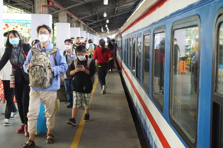 Người dân đi tàu ở ga Sài Gòn - Ảnh: ĐỨC PHÚ