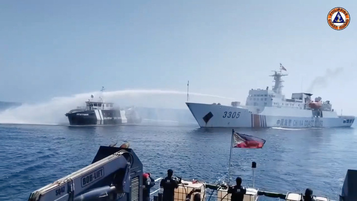 Tàu hải Trung Quốc (phải) phun vòi rồng về phía tàu của Cục Nghề cá và Nguồn lợi thủy sản Philippines (BFAR) vào ngày 9-12-2023 gần bãi cạn Scarborough. Vụ việc xảy ra trong chuyến đi cung cấp dầu và các hàng hóa khác của BFAR cho các tàu cá Philippines gần bãi cạn này - Ảnh chụp màn hình video của Lực lượng tuần duyên Philippines