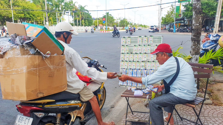 Những ngày Tết, ông Nguyễn Văn Hùng (Cà Mau) không cần đi bán dạo, mà chỉ ngồi ven đường cũng bán hết vé số trong buổi sáng - Ảnh: THANH HUYỀN