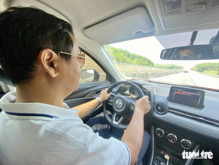 Cùng giảng viên giao thông lái xe trên tuyến cao tốc dài 164km nối Đà Nẵng tới Quảng Trị - Ảnh: TRƯỜNG TRUNG