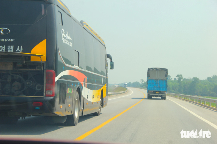 Xe khách đường dài vẫn vượt ẩu trên cao tốc không có dải phân cách La Sơn - Cam Lộ, ngày 21-2- Ảnh: TRƯỜNG TRUNG