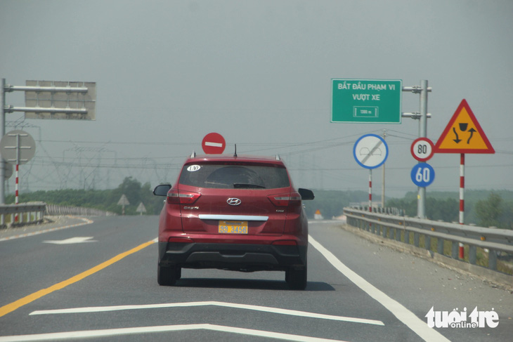 Biển báo một đoạn cho phép vượt trên cao tốc La Sơn - Cam Lộ - Ảnh: TRƯỜNG TRUNG