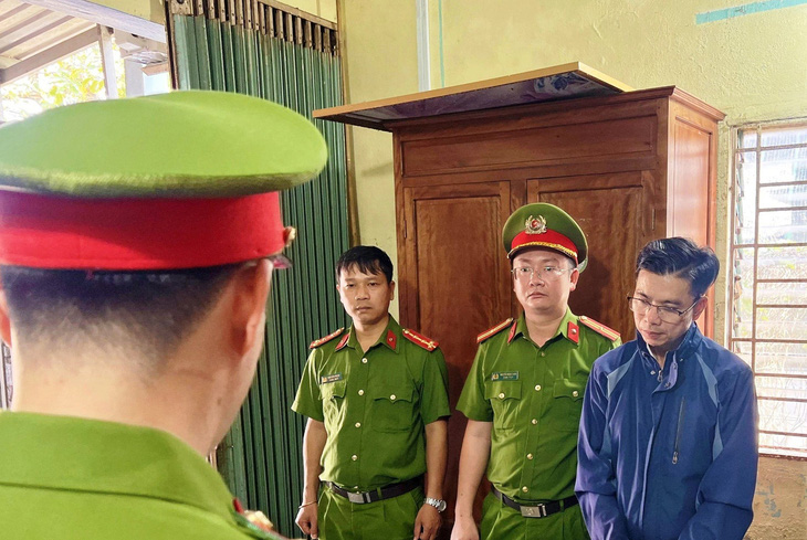 Trần Quốc Lợi (46 tuổi, trú TP Huế) bị bắt để điều tra hành vi làm giả kính chắn gió xe ô tô số lượng lớn - Ảnh: QUỐC ANH