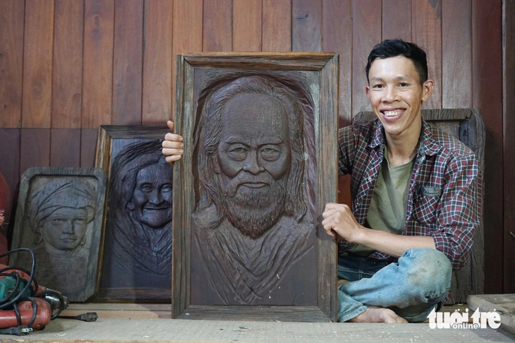 Mỗi tác phẩm của anh Thuận đều được điêu khắc tỉ mỉ từng chi tiết - Ảnh: TRẦN HƯỚNG