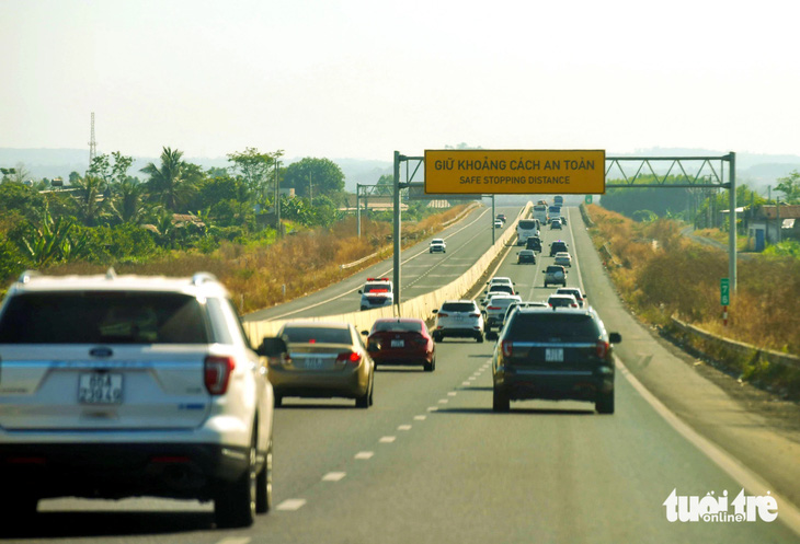Lái xe trên cao tốc luôn được nhắc nhở giữ khoảng cách an toàn giữa các xe - Ảnh: Q.ĐỊNH