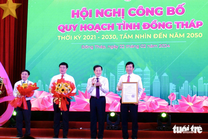 Phó thủ tướng Lê Minh Khái (thứ hai từ phải) trao quyết định của Thủ tướng Chính phủ phê duyệt quy hoạch tỉnh Đồng Tháp thời kỳ 2021-2030, tầm nhìn 2050 cho lãnh đạo tỉnh Đồng Tháp - Ảnh: ĐẶNG TUYẾT