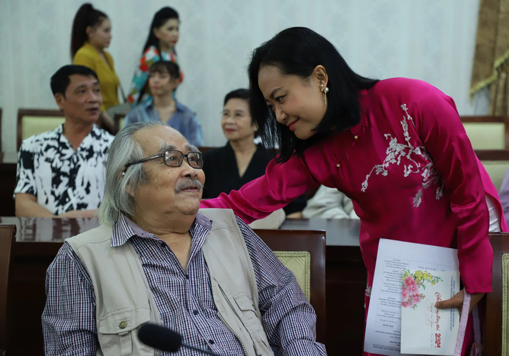 Diễn viên Hồng Ánh hỏi thăm sức khoẻ NSND Trần Minh Ngọc - Ảnh: HOÀI PHƯƠNG