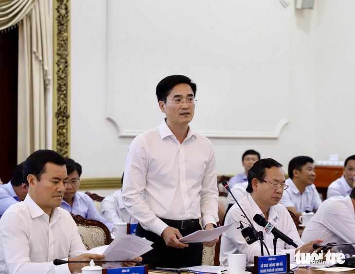Ông Trần Quang Lâm - giám đốc Sở Giao thông vận tải TP.HCM - báo cáo tình hình triển khai vành đai 4 TP.HCM - Ảnh: THU DUNG