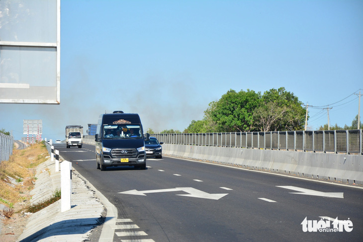 Chiếc xe khách loại 16 chỗ nổ bánh sau trên làn chính của cao tốc Vĩnh Hảo - Phan Thiết, tài xế phải chạy dìu từ từ đến điểm dừng khẩn cấp để xử lý