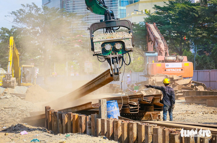 Những ngày này, bên trong rào chắn công trường hầm chui Nguyễn Văn Linh, các kỹ sư công nhân đang tất bật xây dựng để sớm đưa dự án này về đích vào cuối năm 2024 - Ảnh: CHÂU TUẤN