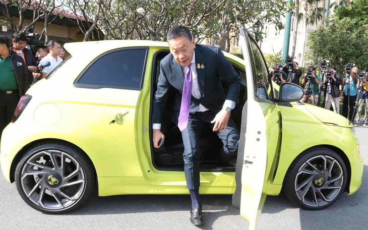 Thủ tướng Thái Lan lái xe điện cực hiếm của con gái đi làm