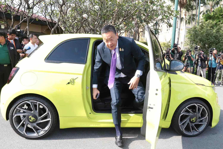 Thủ tướng Thái Lan Srettha Thavisin lái chiếc xe điện cực kỳ sặc sỡ của con gái đi làm vào hôm 21-2 - Ảnh: Bangkokpost