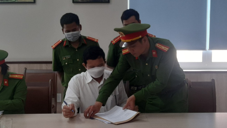Ông Trịnh Quang Trí - nguyên giám đốc CDC Đắk Lắk - chỉ đạo các nhân viên hợp thức hóa hồ sơ, gây thiệt hại gần 7 tỉ đồng - Ảnh: TÂM AN