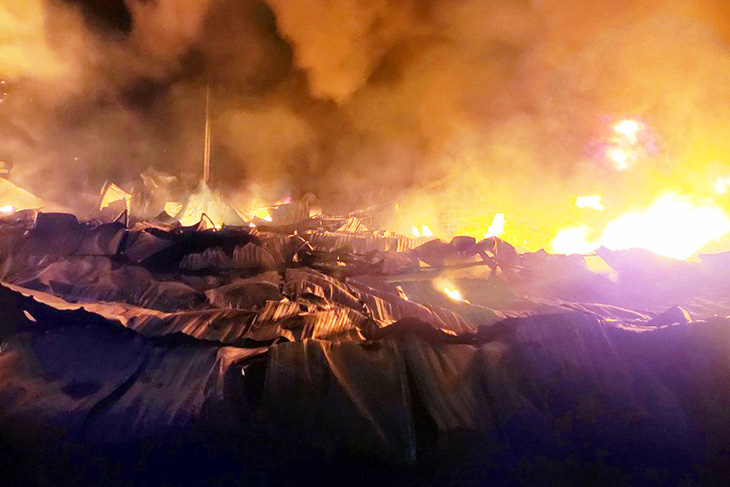 Khu nhà xưởng rộng hơn 1.000m2 của công ty sản xuất bao bì bốc cháy dữ dội, gần như đổ sập hoàn toàn - Ảnh: AN BÌNH