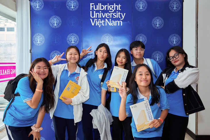 Học sinh tìm hiểu thông tin tuyển sinh và học bổng Đại học Fulbright Việt Nam - Ảnh: FUV