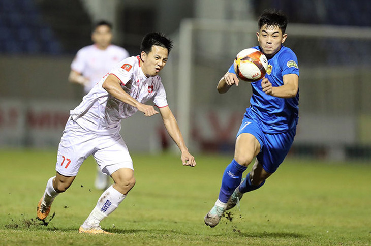 Đình Bắc (phải) trong màu áo CLB Quảng Nam ở V-League 2023-2024 - Ảnh: VPF