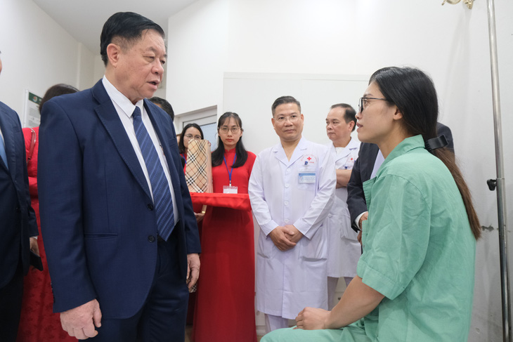 Trưởng Ban Tuyên giáo Trung ương thăm hỏi bệnh nhân đang điều trị tại Bệnh viện Thể thao Việt Nam - Ảnh: DƯƠNG LIỄU
