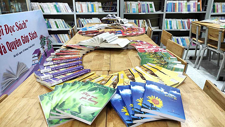 Những cuốn sách ý nghĩa Tôi phải sống, Phép màu yêu thương của Dư Phương Liên đã được trích vào sách giáo khoa và vào thư viện trường học - Ảnh: NVCC