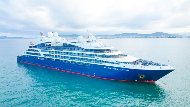 Khoảng 7h sáng 22-2, siêu du thuyền đưa khoảng 150 khách cao cấp Pháp, Anh... đến với Phú Quốc - Ảnh: TRUNG DŨNG