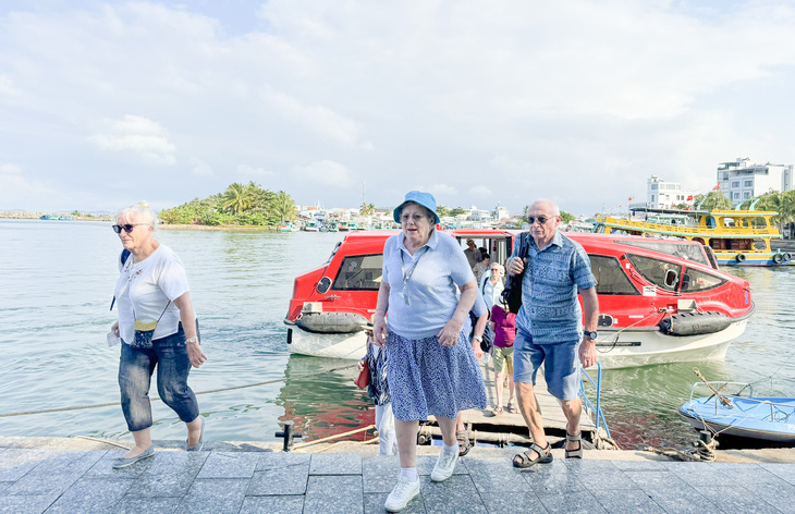 Du khách Pháp đặt chân lên đảo Phú Quốc khám phá về nét văn hóa, đời sống người dân xứ đảo - Ảnh: TRUNG DŨNG