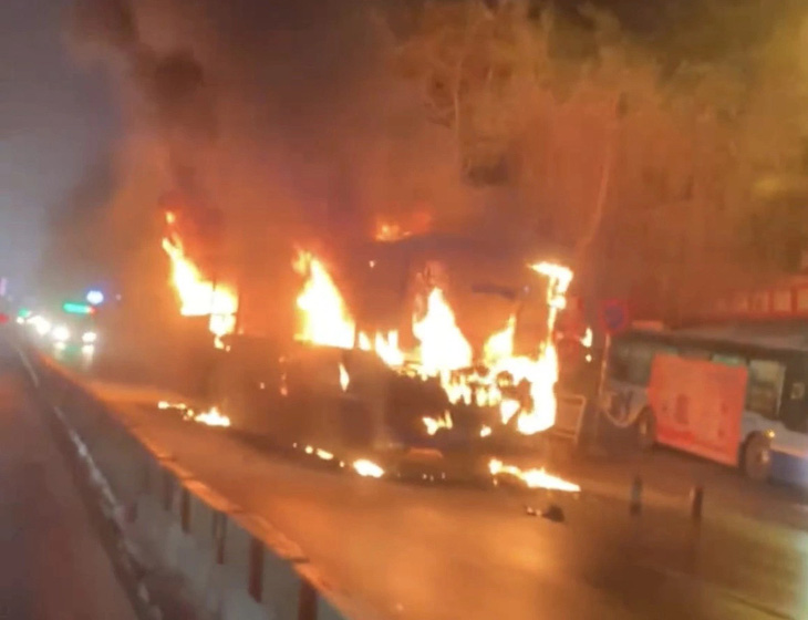Chiếc xe buýt bốc cháy trên đường ở Hà Nội - Ảnh: M.T.