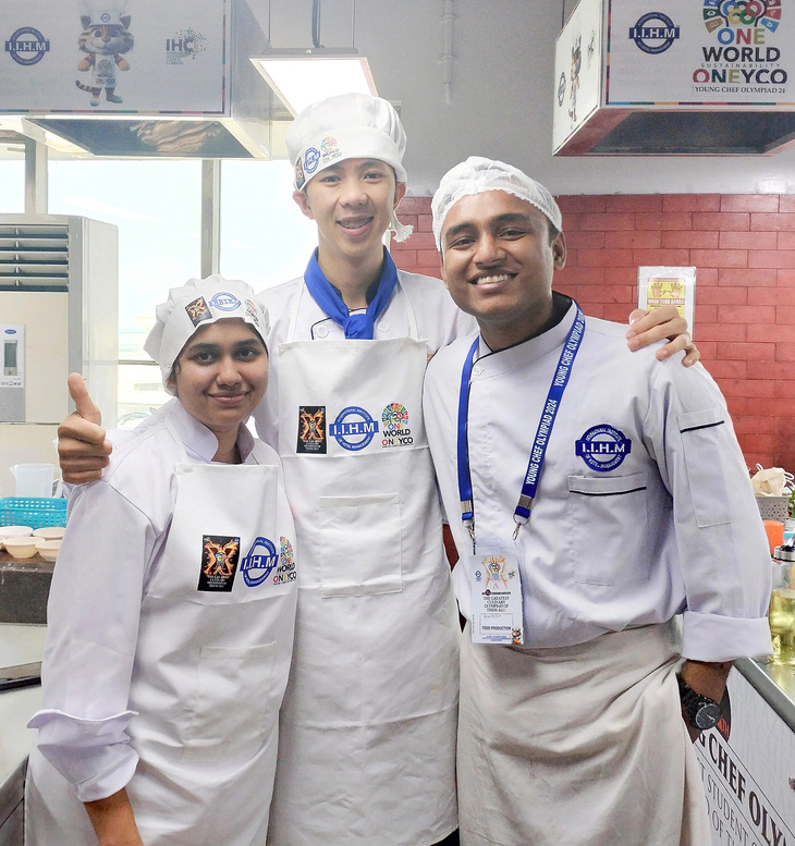 Hoàng Anh (giữa) tham gia tranh tài tại cuộc thi Đầu bếp trẻ Olympiad - Ảnh: NVCC