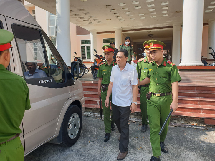 Giám đốc văn phòng đăng ký đất đai tỉnh Hậu Giang Lê Phước Nhàn bị bắt tạm giam - Ảnh: HUY PHÁCH