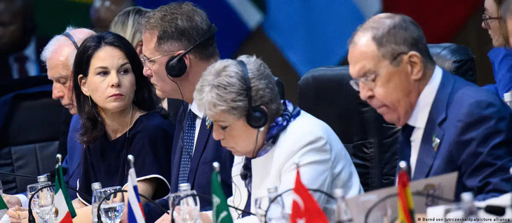 Nữ Ngoại trưởng Đức Annalena Baerbock (gần trái ngoài cùng) đã chỉ trích người đồng cấp Nga Sergei Lavrov (bìa phải) ngay tại cuộc họp ngoại trưởng G20 ở Brazil - Ảnh: DPA