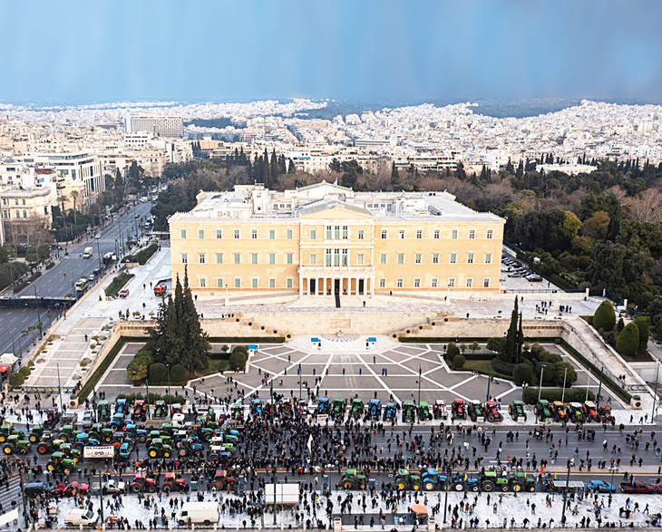 Nông dân Hy Lạp tập trung quanh máy kéo trong cuộc biểu tình phản đối các chi phí tăng cao trước tòa nhà Quốc hội ở Athens vào hôm 20-2 - Ảnh: AFP