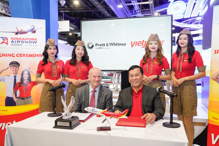 Tổng giám đốc Vietjet Đinh Việt Phương (phải) và chủ tịch Pratt & Whitney động cơ thương mại Rick Deurloo (trái) ký kết thỏa thuận - Ảnh: TÀI NGUYỄN