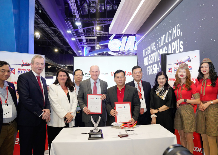 Đại diện Vietjet và Pratt & Whitney công bố thỏa thuận tại Triển lãm Hàng không quốc tế Singapore Airshow 2024 - Ảnh: TÀI NGUYỄN
