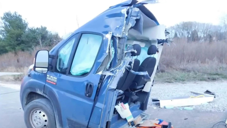 Chiếc xe chở hàng sau vụ tai nạn - Ảnh: Motor1
