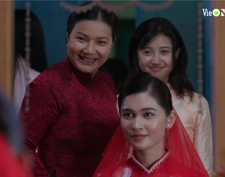 Ngân bên mẹ và em gái trong ngày cưới với chồng Đài Loan - Ảnh: ĐPCC