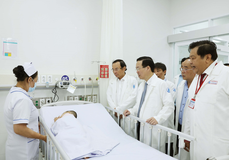 Chủ tịch nước Võ Văn Thưởng thăm bệnh nhi đang điều trị tại Bệnh viện Nhi đồng 1 TP.HCM - Ảnh: TTXVN