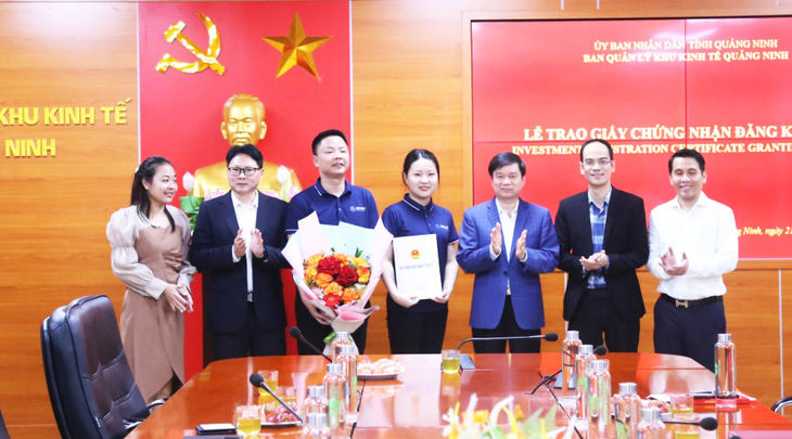 Lãnh đạo Ban quản lý khu kinh tế Quảng Ninh trao giấy chứng nhận đầu tư cho dự án FDI trị giá 275 triệu USD của Công ty Gokin Solar - Ảnh: MINH TOÀN