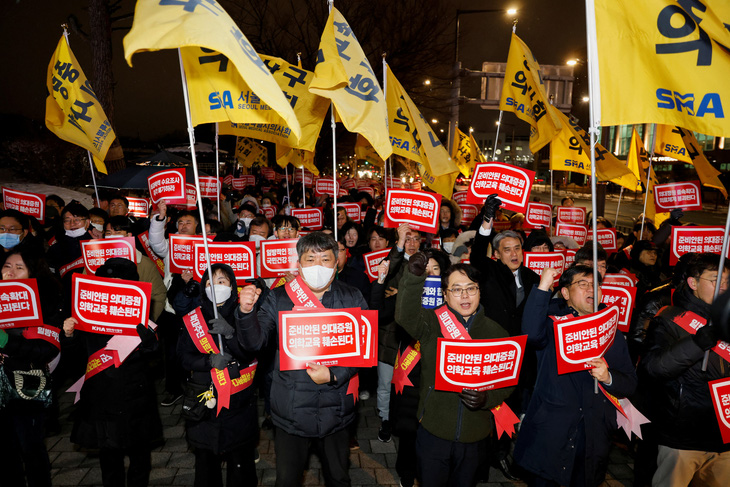 Các bác sĩ biểu tình phản đối kế hoạch tăng tuyển sinh vào trường y trước Văn phòng Tổng thống ở Seoul, Hàn Quốc, ngày 22-2 - Ảnh: REUTERS