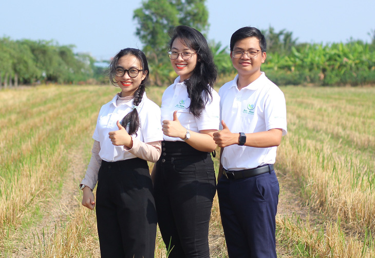 Ba thành viên của dự án: Hồ Thanh Huy, Lê Hoàng Minh Châu và Trần Thị Trâm (từ phải sang) - Ảnh: NVCC