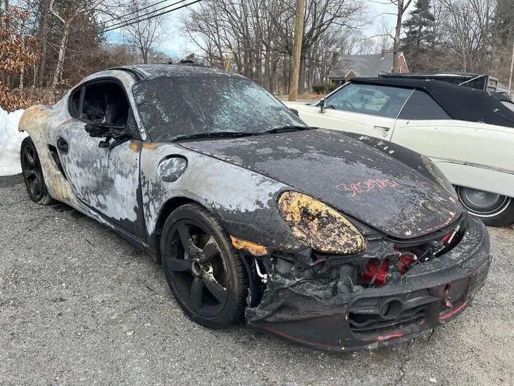 Chiếc Porsche Cayman bị cháy đen bên ngoài - Ảnh: The Drive