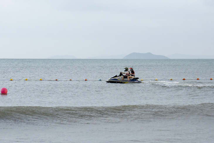 Á hậu Ngọc Hằng khám phá vẻ đẹp vịnh biển Quy Nhơn với mô tô nước- Ảnh 3.